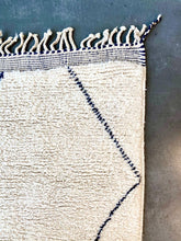 Load image into Gallery viewer, BENI OURAIN MOROCCAN #546 - Vintage Handmade Runner