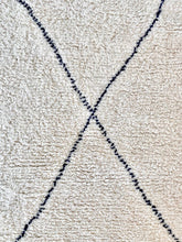 Load image into Gallery viewer, BENI OURAIN MOROCCAN #546 - Vintage Handmade Runner