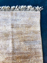 Load image into Gallery viewer, BENI MRIRT MOROCCAN RUNNER #315- Handmade Carpet