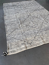 Load image into Gallery viewer, ZANAFI MOROCCAN RUG #620 - Handmade Carpet
