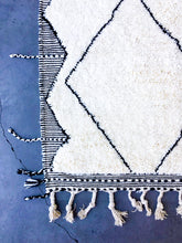 Load image into Gallery viewer, BENI OURAIN MOROCCAN RUG #29 - Handmade Carpet
