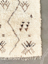Load image into Gallery viewer, BENI OURAIN MOROCCAN RUG #325 - Vintage Handmade Carpet On Sale!
