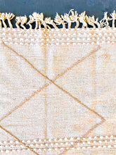 Load image into Gallery viewer, ZANAFI MOROCCAN RUG #423 - Handmade Carpet

