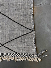 Load image into Gallery viewer, ZANAFI MOROCCAN RUG #541 - Vintage Handmade Carpet
