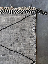 Load image into Gallery viewer, ZANAFI MOROCCAN RUG #541 - Vintage Handmade Carpet
