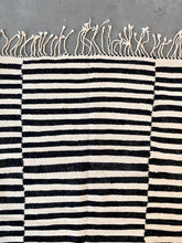 Load image into Gallery viewer, ZANAFI MOROCCAN RUG #550 - Vintage Handmade Carpet
