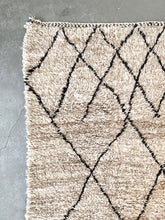 Load image into Gallery viewer, BENI MRIRT MOROCCAN #525 - Vintage Handmade Carpet
