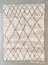 Load image into Gallery viewer, BENI MRIRT MOROCCAN #525 - Vintage Handmade Carpet
