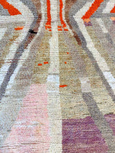 Load image into Gallery viewer, BOUJAD MOROCCAN RUG #559 - Vintage Handmade Carpet
