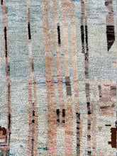 Load image into Gallery viewer, BOUJAD MOROCCAN RUG #566 - Vintage Handmade Carpet
